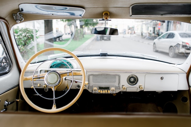 Cabina di guida del conducente di un'auto d'epoca. Interni di auto d'epoca