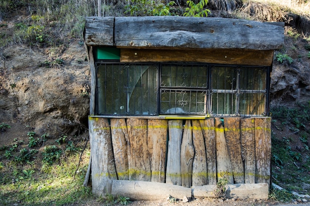 Cabina di legno nella foresta