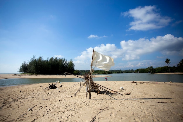 Cabina di un pescatore sulla spiaggia della costa della provincia di Sichon nel sud della Thailandia