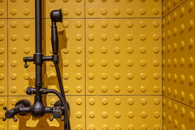 Cabina doccia realizzata con piastrelle gialle