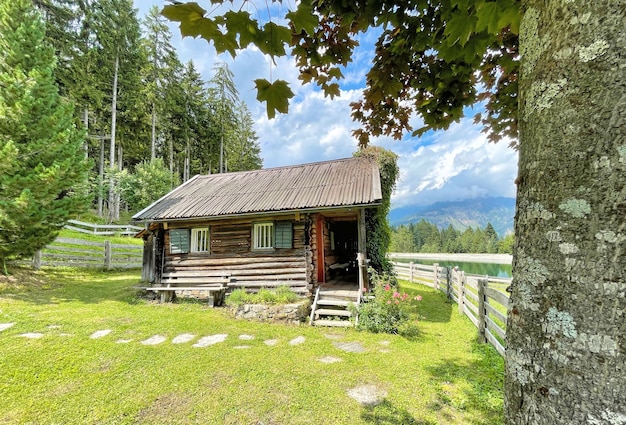 Cabina in montagna accanto a un lago nelle alpi austriache in austria