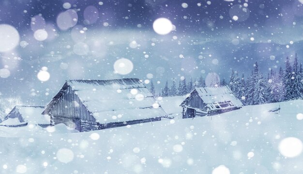 Cabina in montagna in inverno nebbia misteriosa in previsione delle vacanze Carpati Ucraina Europa Buon anno nuovo