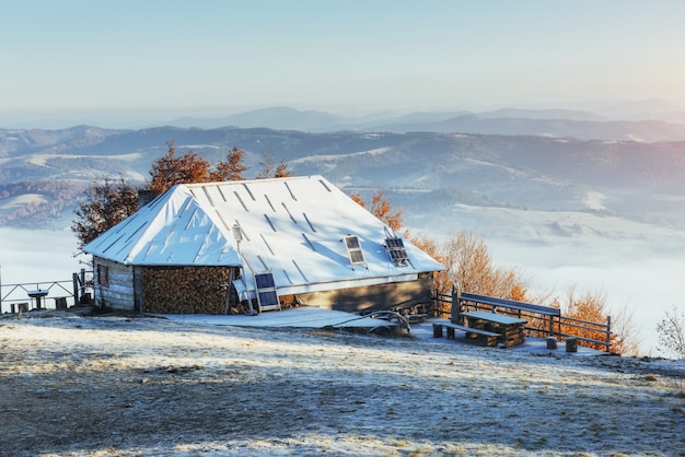 Cabina in montagna in inverno.