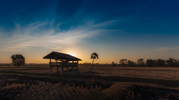 Cabina per gli agricoltori con uno sfondo al tramonto