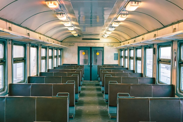 Cabina vuota del vecchio treno elettrico passeggeri Sedili in pelle vuoti corridoio della cabina del treno senza persone