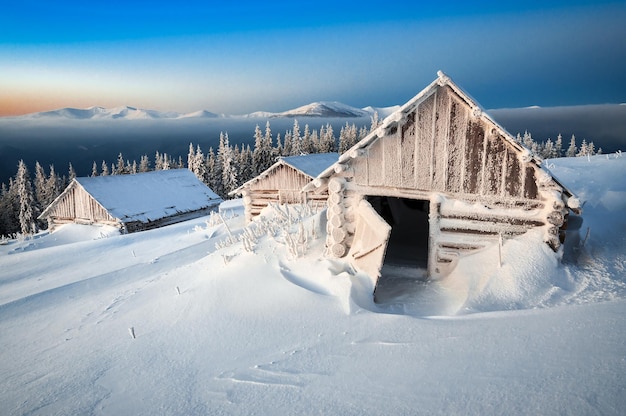 Cabine abbandonate in montagna invernale