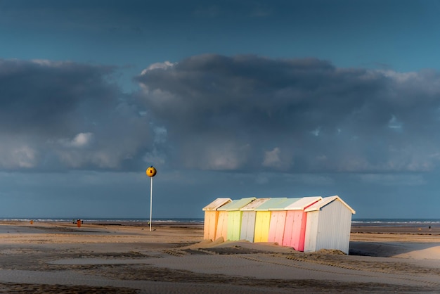 Cabine da bagno multicolori allineate sulla spiaggia deserta di BerckPlage al mattino presto