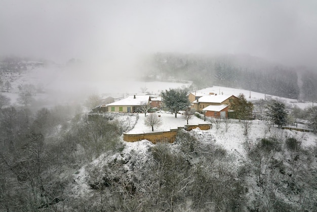 Cabine e case remote di montagna tradizionali negli altopiani invernali