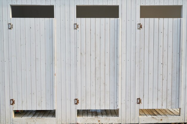 Cabine in legno bianco in spiaggia