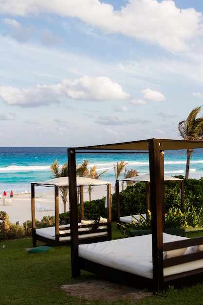 Cabine sulla spiaggia in località di villeggiatura a Cancun, in Messico.