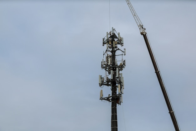 Cablaggio del lavoratore con moschettone per sicurezza sulla torre dell&#39;antenna