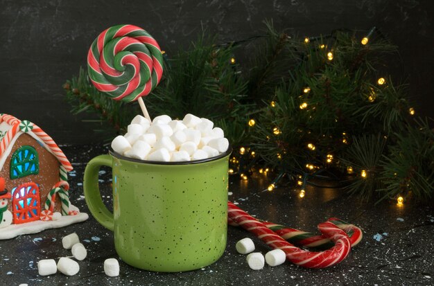 Cacao caldo con marshmallow in una tazza verde