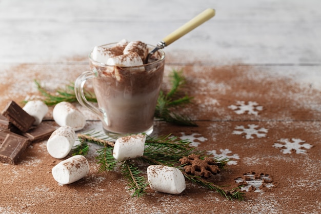 Cacao caldo natalizio con marshmallow e gocce di cioccolato