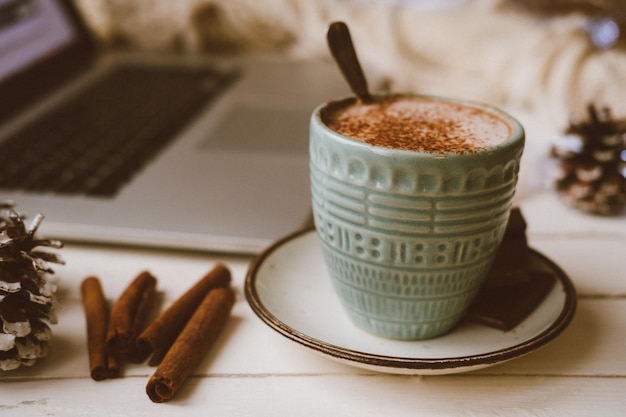 Cacao con laptop Accogliente casa invernale calda sfondo