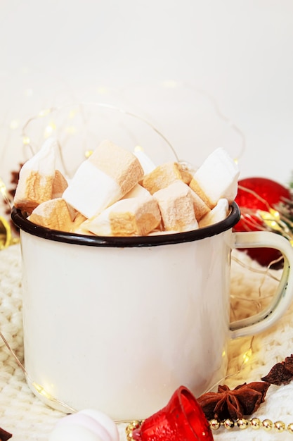 Cacao di Natale con marshmallow. neweyar.Vacanze. Messa a fuoco selettiva