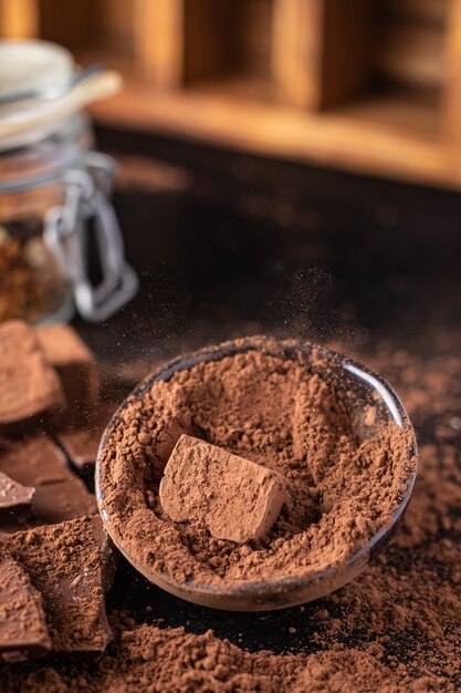 Cacao in polvere caramelle tartufi al cioccolato dessert naturale dolci spuntino sul tavolo copia spazio