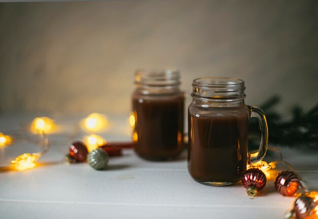 cacao su uno sfondo di Capodanno un drink di Capodanno