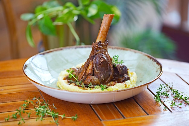 Caccia di agnello braciata sul purè di patate al ristorante