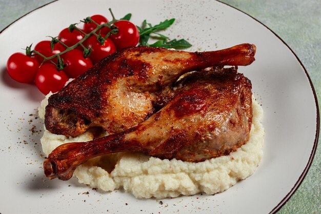 Caccia di anatra fritta, purè di cavolfiore, pomodori di ciliegio, fatti in casa, nessuna gente.