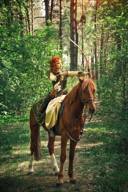 Caccia medievale della donna di fantasia nella foresta