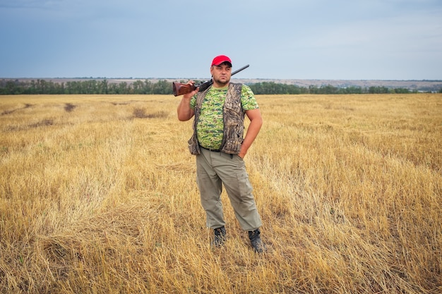 Cacciatore con una pistola sul campo