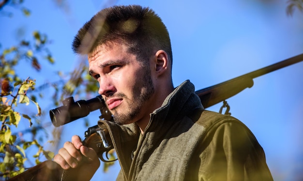 Cacciatore di uomini con pistola a carabina Boot camp Abilità di caccia e equipaggiamento d'armi Come trasformare la caccia in hobby Moda uniforme militare Cacciatore di uomini barbuti Forze dell'esercito Camouflage Armato del suo carisma