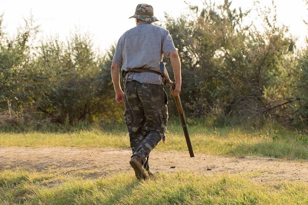 Cacciatori con drathaar e spaniel tedeschi, caccia al piccione con cani in giubbotti riflettenti