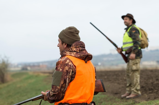 Cacciatori con drathaar e spaniel tedeschi, caccia al piccione con cani in giubbotti riflettenti