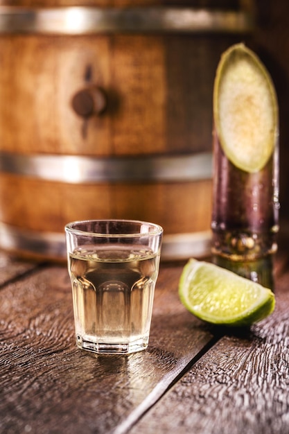 Cachaca pinga cana o caninha è il brandy di canna da zucchero una bevanda tipica brasiliana