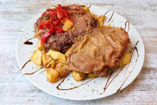 Cachopo asturiano con patatine e peperoni arrostiti