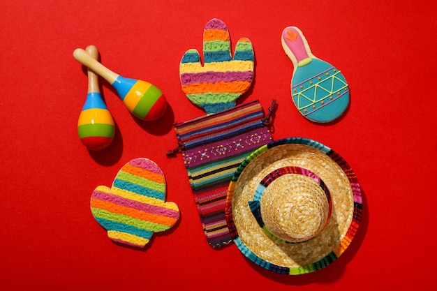 Cactus maracas messicano e sombrero su sfondo colorato