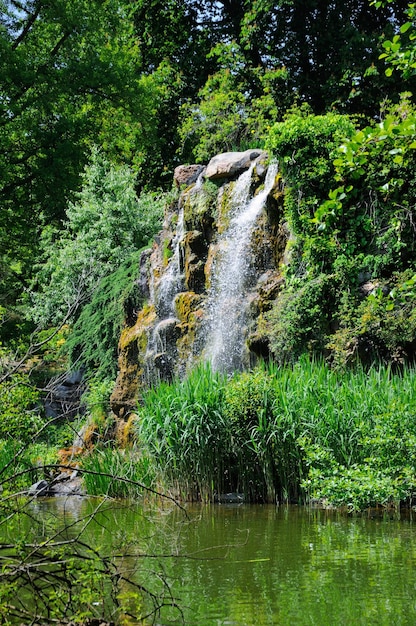 Caduta dell'acqua e un lago in Palmen Garten Frankfurt am Main Hessen Germania