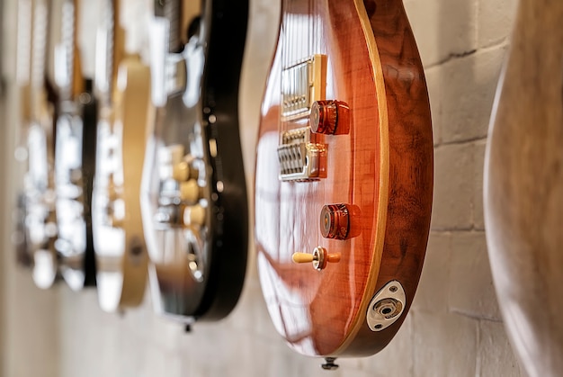 Caduta della chitarra elettrica del primo piano sulla parete