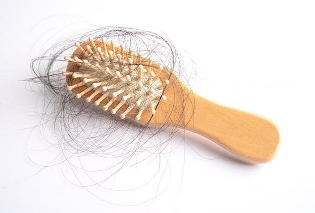 Caduta di capelli con pettine cespuglio problema serio salute bellezza e concetto cosmetico