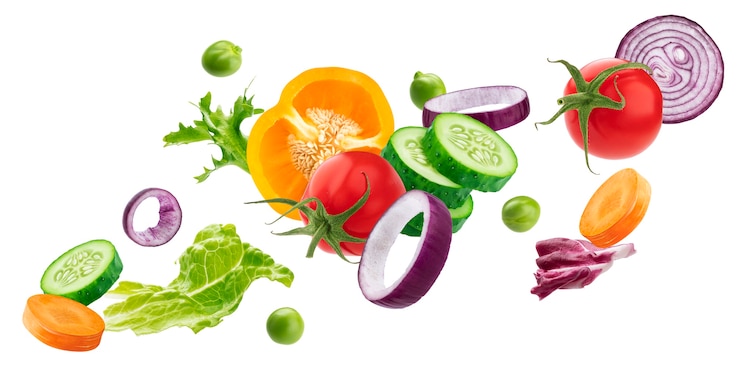 Foto caduta mix di diverse verdure, ingredienti insalata fresca isolati su superficie bianca