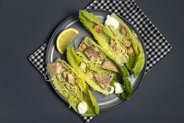 Caesar Salad fatta in casa con romanina, formaggio, crostini di pane, pollo, limone e salsa.