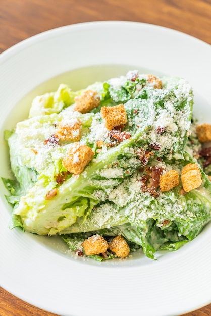 Caesar Salad sul piatto bianco