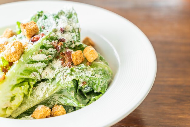 Caesar Salad sul piatto bianco