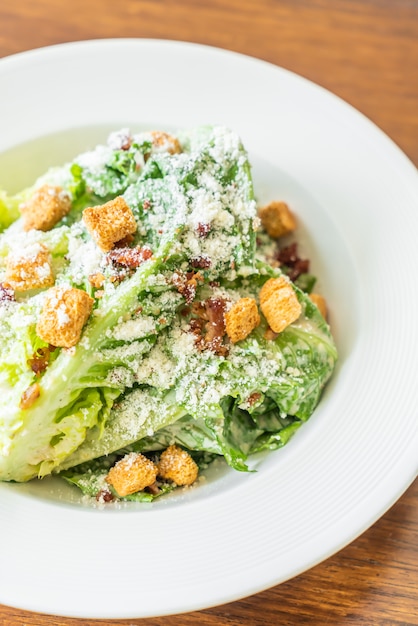 Caesar Salad sul piatto bianco