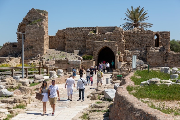 CAESAREA ISRAELE 2 APRILE 2016 Le persone entrano nei cancelli di Caesarea nel Parco Nazionale Maritima a Caesarea