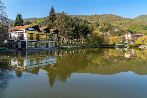 Cafe numero 2 ristorante e caffetteria di fronte al piccolo lago a Dilijan Armenia