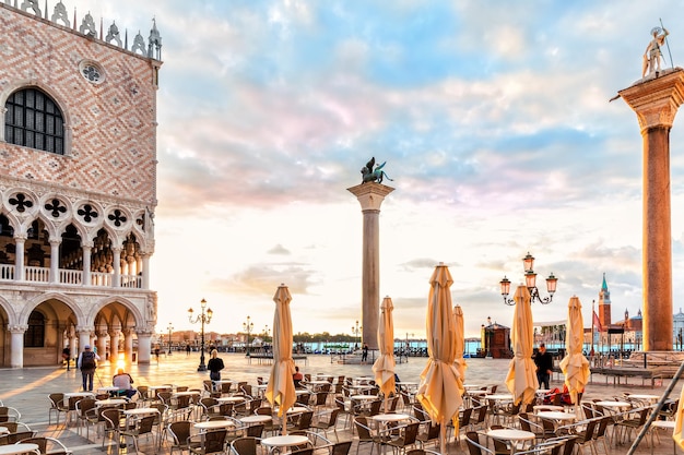 Cafè veneziano vicino alla Colonna di San Teodoro all'alba a Venezia, Italia