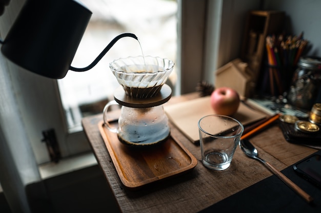 Caffè a goccia in casa, Versare acqua calda su un caffè a goccia