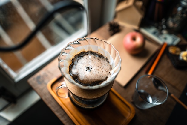 Caffè a goccia in casa, Versare acqua calda su un caffè a goccia