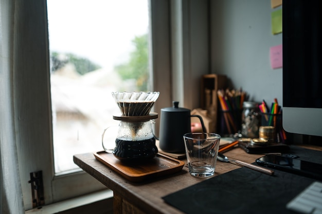 Caffè a goccia in casa, Versare acqua calda su un caffè a goccia