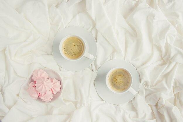 Caffè a letto Messa a fuoco selettiva Bere amore