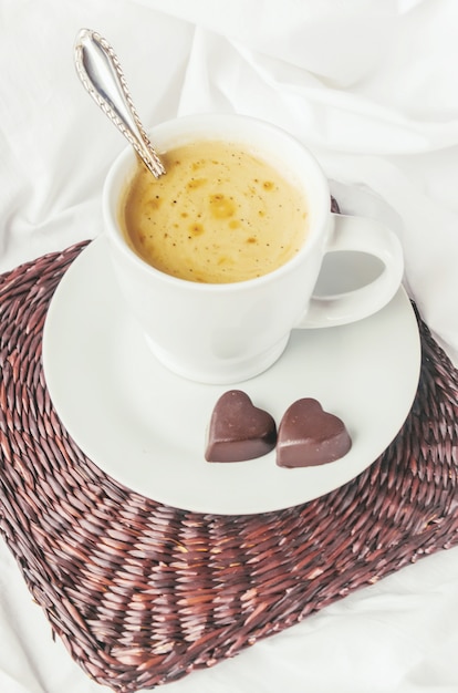 Caffè a letto Messa a fuoco selettiva Bere amore