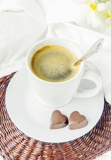 Caffè a letto Messa a fuoco selettiva Bere amore