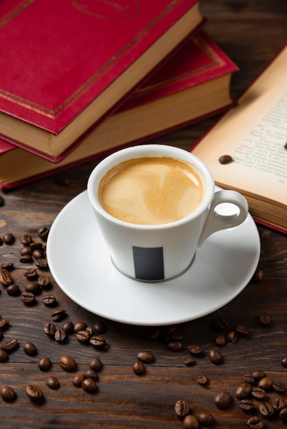 Caffè al latte con chicchi e decorazione del libro