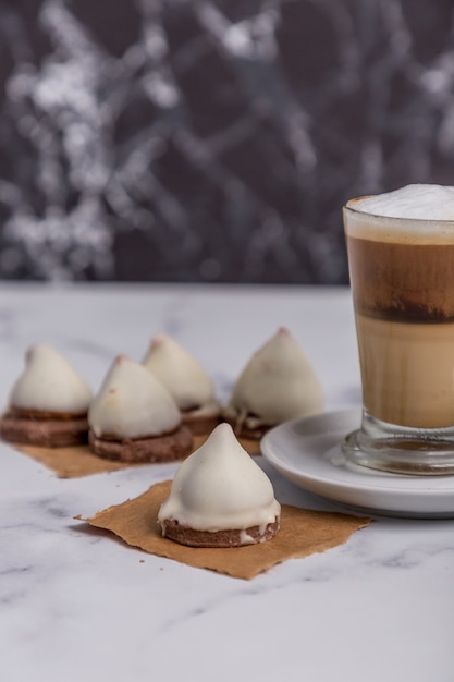 Caffè al latte e coni Dulce de Leche con coni dolci al cioccolato